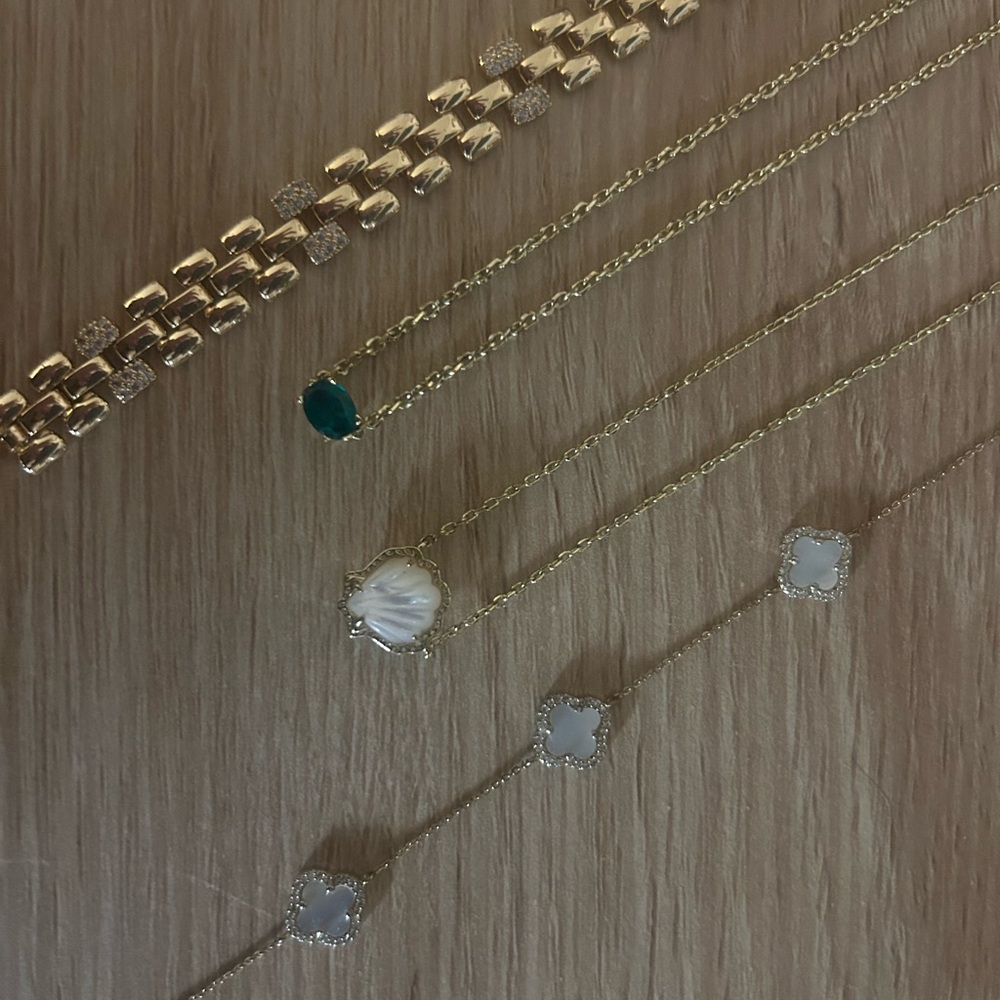 Set of Gold Jewelry
2 Gold Necklaces & 2 Gold Bracelets